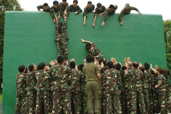 團(tuán)隊拓展——畢業(yè)墻